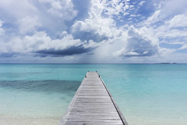 Houten pier boven tropische heldere blauwe zee — Stockfoto