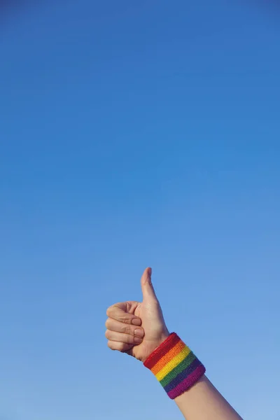 Concepto de orgullo gay. Mano haciendo un puño signo con orgullo gay LGBT r —  Fotos de Stock