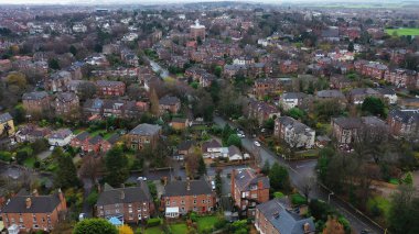 Birkenhead, Uk 'taki banliyö evleri ve yolları üzerinde hava manzarası