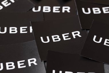 Uber logosunun fotoğrafı. Uber popüler bir taksi stilidir.