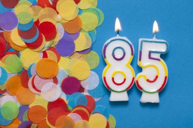 85 numaralı kutlama mumu ve parti konfetisi.