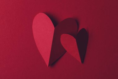 Kırmızı kağıt, kalbi kırmızı arka planda sever. Sevgililer Günü romantizm geçmişi