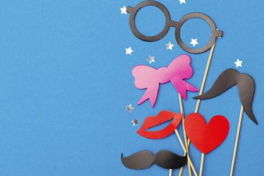 Mavi arka planda komik aksesuarları olan parti geçmişi. Düğün. 