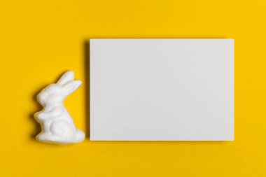 Parlak sarı arka planda Paskalya tavşanları