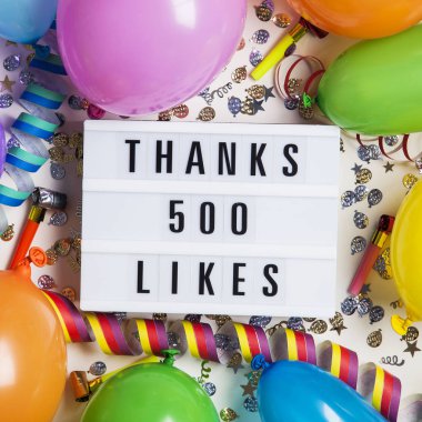 Teşekkürler 500, sosyal medya ışıklandırma kutusunu seviyor. Kutlama zamanı.