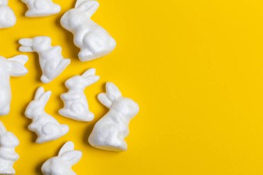 Parlak sarı arka planda Paskalya tavşanları