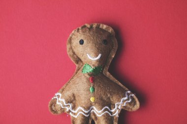 Kırmızı arka planda Noel zencefilli kurabiye adam süslemesi