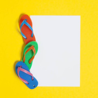 Parlak bir yel balığının üzerinde beyaz bir işaret olan terlikler.