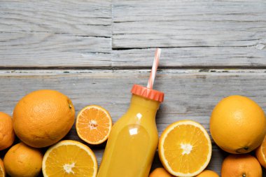 Şişe içinde taze portakal suyu. Köy ağacında portakallar var.