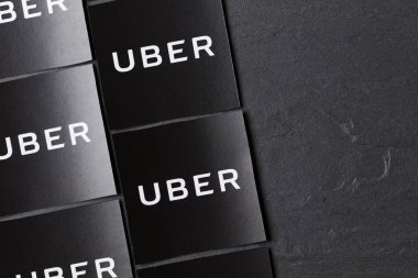 Uber logosunun fotoğrafı. Uber popüler bir taksi stilidir.