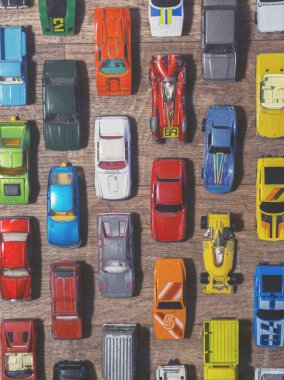 Ahşap arka planda klasik oyuncak arabalar.