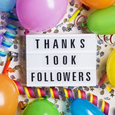 100.000 takipçiye teşekkürler sosyal medya ışıkkutusu arka planı. 