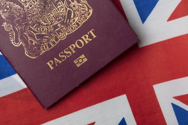 Büyük Britanya bayrağı taşıyan Birleşik Krallık pasaportu
