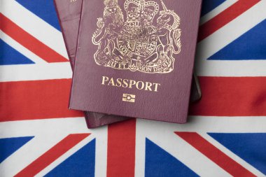 Büyük Britanya bayrağı taşıyan Birleşik Krallık pasaportu