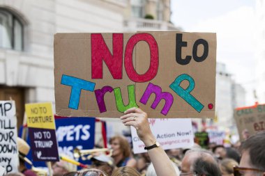 Londra, Uk - 14 Temmuz 2018: Büyük bir protestocu kitlesi toplandı
