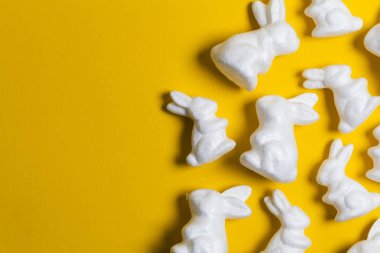 Parlak sarı arka planda Paskalya tavşanları