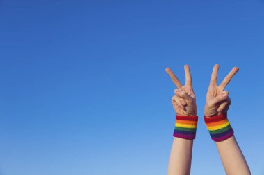 Gay gurur konsepti. Gay gururu Lgb ile V barış işareti yapıyor.