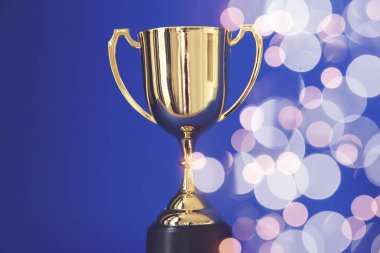 Altın ödüllüler kupası Bokeh bulanık ışıklarla