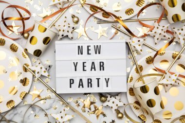 Yeni yıl partisinin ışıkkutusu mesajı lüks altın değerindedir.