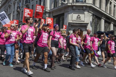 Kraliyet düğünü için silahlı kuvvetlerle tam bir prova.