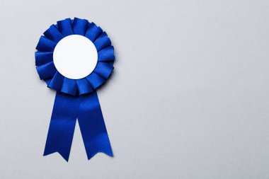 Boş beyaz merkezi ile birincilik ödülü rozeti. Başarı achi