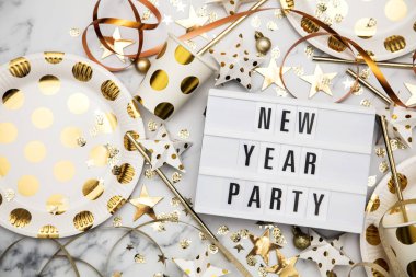 Yeni yıl partisinin ışıkkutusu mesajı lüks altın değerindedir.