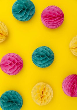 Parlak parti bal peteği ponpon süslemeleri