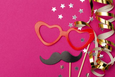 Pembe arka planda eğlenceli parti malzemeleri. Düğün, parti çekimleri.