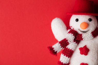 Kırmızı zemin üzerinde kış festivali kardan adamı