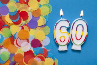 Parti konfetiyle birlikte 60 numaralı kutlama mumu.