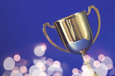 Altın ödüllüler kupası Bokeh bulanık ışıklarla