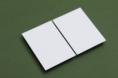 Yeşil arkaplanda boş beyaz kartpostal