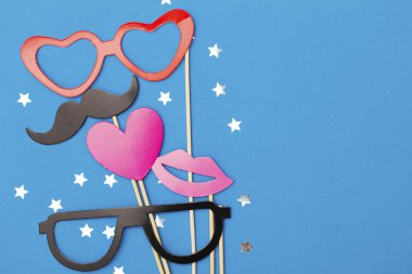 Mavi arka planda komik aksesuarları olan parti geçmişi. Düğün. 