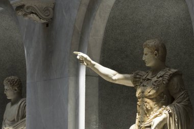 Roma, İtalya - 21 Haziran 2018: İçerideki tarihi antik heykeller
