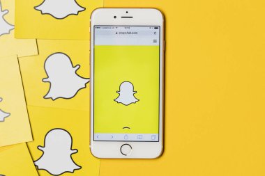 Oxford, Uk - 9 Ocak 2017: Snapc 'i gösteren bir elma iPhone