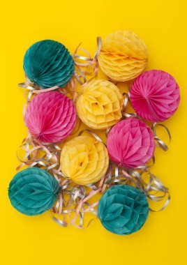 Parlak parti bal peteği ponpon süslemeleri