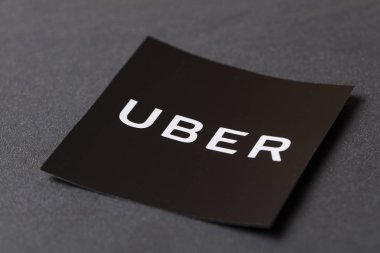 Uber logosunun fotoğrafı. Uber popüler bir taksi stilidir.
