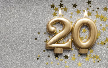 Yıldız ve ışıltılı arka plan üzerinde Sayı 20 altın kutlama mum