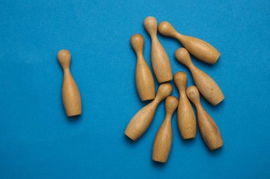 İşe alım konsepti. Mavi arka plandaki ahşap insanlar. Yetenek,