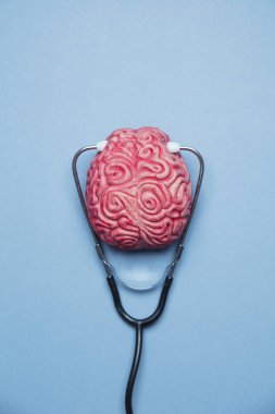 Akıl sağlığı konsepti. Mavi arka planda insan beyni