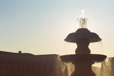 Aziz Peter Meydanı 'nda bir çeşme Vatikan, Roma - İtalya