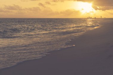 Tropik sahil ve denizde dramatik gün batımı