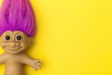 Londra, Uk - 4 Aralık 2017: Orijinal bir troll plastik oyuncak kurgu