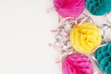 Parlak parti bal peteği ponpon süslemeleri