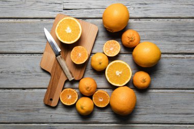 Köy ahşap arka planda taze kesilmiş portakallar.