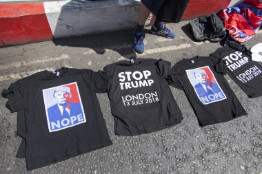Londra, Uk - 14 Temmuz 2018: Anti Trump tişörtleri bir polde satışta
