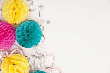 Parlak parti bal peteği ponpon süslemeleri