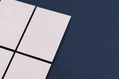 Mavi arkaplanda beyaz kartpostal ilanı