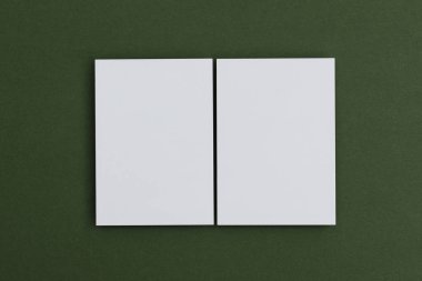 Yeşil arkaplanda boş beyaz kartpostal