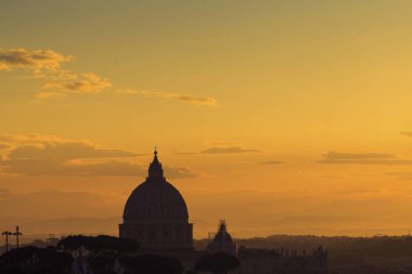Aziz Peter 's Bazilika Kubbesi Roma, İtalya' da gün doğumunda